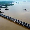 Cầu Vân Tiên dài hơn 1,5km, vốn đầu tư gần 800 tỷ đồng, nối hai huyện Vân Đồn và Tiên Yên. (Ảnh: Huy Hùng/TTXVN)