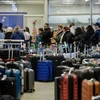 Hành khách chờ đợi tại khu vực lấy hành lý của Hãng hàng không Southwest Airlines ở sân bay Midway, Chicago, Illinois, Mỹ, ngày 27/12. (Ảnh: AFP/TTXVN)