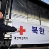 Một chuyến xe chở thuốc điều trị cúm Tamiflu do Hàn Quốc viện trợ cho Triều Tiên, tại thành phố biên giới Paju. (Ảnh: AFP/TTXVN)