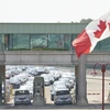 Các phương tiện chờ di chuyển qua cửa khẩu biên giới Canada-Mỹ tại cầu Rainbow, Ontario (Canada). (Ảnh: AFP/TTXVN)