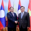 Thủ tướng Phạm Minh Chính hội kiến Chủ tịch Quốc hội Lào Saysomphone Phomvihan. (Ảnh: Dương Giang/TTXVN)