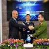 Thượng tá Nguyễn Hữu Ngọc, đại diện lực lượng Cảnh sát Việt Nam nhận bàn giao nhiệm vụ Giám đốc phụ trách Kế hoạch và Chương trình của Ban thư ký ASEANAPOL. (Ảnh: Mạnh Tuân/TTXVN)