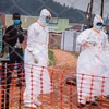 Các bác sỹ làm việc tại khu vực cách ly điều trị cho bệnh nhân nhiễm Ebola tại Mubende, Uganda. (Ảnh: AFP/TTXVN)