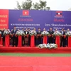 Quan khách hai nước cắt băng khánh thành giai đoạn 3 dự án Học viện Kinh tế-Tài chính Dongkhamxang. (Ảnh: Phạm Kiên/TTXVN)
