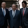 Tổng thống Mỹ Joe Biden, Tổng thống Mexico Andres Manuel Lopez Obrador và Thủ tướng Canada Justin Trudeau tại cuộc gặp ở Mexico City. (Ảnh: AFP/TTXVN)