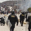 Người biểu tình ủng hộ cựu Tổng thống Peru Pedro Castillo xung đột với cảnh sát ở thành phố Juliaca, ngày 7/1. (Ảnh: AFP/TTXVN)