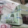 Kiểm đếm đồng tiền giấy mệnh giá 10.000 won của Hàn Quốc (giữa, màu xanh). (Ảnh: AP/TTXVN)