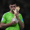 Thủ môn Emiliano Martínez đã có hành động đáng chê trách sau khi nhận giải Găng tay Vàng dành cho thủ môn xuất sắc nhất World Cup. (Ảnh: AFP/TTXVN)