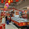 Gian hàng Tết Việt Nam tại siêu thị Carrefour Lyon. (Ảnh: TTXVN phát)