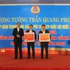 Phó Chủ tịch Quốc hội Trần Quang Phương thăm, tặng quà công nhân có hoàn cảnh khó khăn của các công ty, đơn vị trên địa bàn huyện Gio Linh, Quảng Trị. (Ảnh: Thanh Thủy/TTXVN)