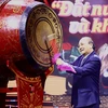 Chủ tịch nước Nguyễn Xuân Phúc đánh trống khai Xuân. (Ảnh: TTXVN)