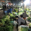 Nguồn cung thực phẩm ở chợ đầu mối Nam Hà Nội, quận Hoàng Mai khá dồi dào những ngày cận Tết. (Ảnh: Vũ Sinh/TTXVN)