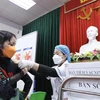 Nhân viên y tế quận Hai Bà Trưng, Hà Nội, tiêm vaccine phòng COVID-19 cho người dân. (Ảnh: Minh Quyết/TTXVN)