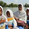 Học sinh các khu vực bị ảnh hưởng bởi ngập lụt do mưa lớn ở tỉnh Punjab, Pakistan. (Ảnh: AFP/TTXVN)