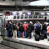 Người đi làm vé tháng đợi lên tàu tại nhà ga Gare de Montparnasse ở Paris, Pháp. (Ảnh: AFP/TTXVN)