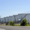 Các bể chứa dầu tại một cơ sở dự trữ ở Houston, bang Texas, Mỹ. (Ảnh: AFP/TTXVN)