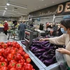 Người dân mua hàng hóa tại siêu thị ở Glendale, bang California, Mỹ. (Ảnh: AFP/TTXVN)