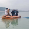Lực lượng cứu hộ vợt các thi thể trên hồ Tanda Dam. (Nguồn: dawn.com)