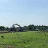 Một con đường xây dựng trái phép trên đất nông nghiệp của một dự án phân lô bán nền tại xã Tóc Tiên, Bà Rịa-Vũng Tàu đang bị lực lượng chức năng phá bỏ. (Ảnh: TTXVN phát)