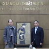 Họa sỹ Phùng Phẩm (trái) và tác phẩm sơn mài "Kiêu hãnh." (Ảnh: Bảo tàng Mỹ thuật Việt Nam)