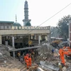 Lực lượng cứu hộ tìm kiếm nạn nhân tại hiện trường vụ nổ đền thờ ở thành phố Peshawar, Pakistan, ngày 31/1. (Ảnh: AFP/TTXVN)