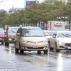 Nhiều người chọn ôtô làm phương tiện di chuyển trong ngày mưa rét. (Ảnh: Tuấn Đức/TTXVN)