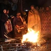 Người dân đốt lửa sưởi ấm sau khi bị mất nhà cửa do động đất tại Kahramanmaras, Thổ Nhĩ Kỳ. (Ảnh: AFP/TTXVN)