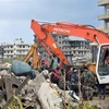 Lực lượng cứu hộ tìm kiếm nạn nhân tại hiện trường đổ nát sau trận động đất tại Jableh, tỉnh Latakia, Syria. (Ảnh: THX/TTXVN)