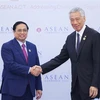 Thủ tướng Phạm Minh Chính gặp Thủ tướng Singapore Lý Hiển Long bên lề Hội nghị Cấp cao ASEAN lần thứ 40, 41. (Ảnh: Dương Giang/TTXVN)
