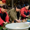 Tái hiện lại các công đoạn trong hoạt động làm bánh chưng Tết của người Việt. (Ảnh: Thùy Dung/TTXVN)