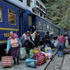 Hành khách tới Machu Picchu (Peru) trên chuyến tàu hỏa đầu tiên được nối lại sau 3 tuần đình chỉ. (Ảnh: AFP/TTXVN)