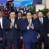 Thủ tướng Phạm Minh Chính và các đại biểu đến Hội nghị triển khai Chương trình hành động của Chính phủ về phát triển vùng Đồng bằng sông Hồng. (Ảnh: Dương Giang/TTXVN)