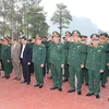 Đại tướng Phan Văn Giang dâng hương tưởng niệm các anh hùng liệt sỹ tại Nghĩa trang Liệt sỹ Trà Lĩnh. (Nguồn: Cổng thông tin Bộ Quốc phòng)