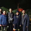 Những người bạn tình nguyện viên Thổ Nhĩ Kỳ đến chào Đại tá Nguyễn Minh Khương và đoàn công tác trước khi phải di chuyển đến điểm cứu trợ mới. (Ảnh: Trường Duy/TTXVN)