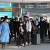 Du khách Trung Quốc được hướng dẫn tới khu vực kiểm dịch COVID-19 tại sân bay quốc tế Incheon, phía Tây Seoul (Hàn Quốc). (Ảnh: YONHAP/TTXVN)