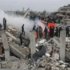 Nhân viên cứu trợ tìm kiếm các nạn nhân tại một căn nhà sụp đổ trong trận động đất ngày 6/2 ở Samada, Thổ Nhĩ Kỳ. (Ảnh: TTXVN phát)