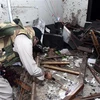 Lực lượng an ninh Pakistan điều tra tại hiện trường vụ tấn công của phiến quân vào trụ sở cơ quan cảnh sát ở Karachi. (Ảnh: THX/TTXVN)