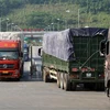 Xe chở hàng làm thủ tục thông quan tại cửa khẩu đường bộ số II Kim Thành. (Ảnh: Quốc Khánh/TTXVN)