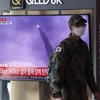 Truyền hình Hàn Quốc đưa tin về vụ phóng thử tên lửa của Triều Tiên, tại Seoul. (Ảnh: YONHAP/TTXVN)