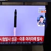 Truyền hình Hàn Quốc đưa tin về vụ phóng thử mới nhất tên lửa đạn đạo liên lục địa Hwasong-15 của Triều Tiên, tại Seoul, ngày 19/2. (Ảnh: YONHAP/TTXVN)