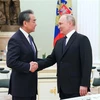 Tổng thống Nga Vladimir Putin (phải) và Chủ nhiệm Văn phòng Ủy ban Công tác Đối ngoại Trung ương Đảng Cộng sản Trung Quốc Vương Nghị tại cuộc gặp ở Moskva, Nga. (Ảnh: AFP/TTXVN)