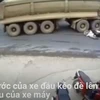 [Video] Xe máy đứng hình giữa đường, suýt bị xe đầu kéo chẹt qua