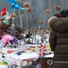 Người dân đặt hoa tưởng niệm một bé gái chết do bạo hành tại tỉnh Gyeonggi. (Nguồn: Yonhap)