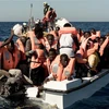 Người di cư chờ được giải cứu trên Địa Trung Hải, ngoài khơi bờ biển Libya. (Ảnh: AFP/TTXVN)