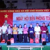 Trao tặng quà cho đại diện các Tổ an ninh tự quản trên địa bàn xã Lý Nhơn, huyện Cần Giờ. (Ảnh: Xuân Khu/TTXVN)