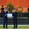 Phó Thủ tướng Trần Hồng Hà trao Quyết định của Thủ tướng công nhận Bảo vật Quốc gia đối với 3 hiện vật của tỉnh Bắc Ninh. (Ảnh: Thái Hùng/TTXVN)