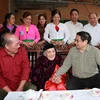 Thủ tướng Phạm Minh Chính thăm Mẹ Việt Nam Anh hùng Nguyễn Thị Chố, sinh năm 1926, có 2 con là liệt sỹ. (Ảnh: Dương Giang/TTXVN)