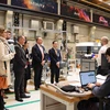 Đại sứ Nguyễn Văn Thảo, Phó Thủ hiến - Bộ trưởng Kinh tế và Ngoại thương Vùng Wallonia, ông Willy Borsus cùng các đại biểu thăm xưởng sản xuất máy móc điều trị ung thư của công ty IBA. (Ảnh: Hương Giang/Vietnam+)