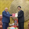 Ông Orlando Hemandez Guillen (trái), Đại sứ Cuba tại Việt Nam, trao tặng quà lưu niệm cho đại diện lãnh đạo tỉnh Quảng Trị. (Ảnh: Thanh Thủy/TTXVN)