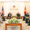 Thượng tướng Hoàng Xuân Chiến, Thứ trưởng Bộ Quốc phòng tiếp Ngài Marc E. Knapper, Đại sứ Hoa Kỳ tại Việt Nam và các thành viên trong đoàn. (Ảnh: Trọng Đức/TTXVN)